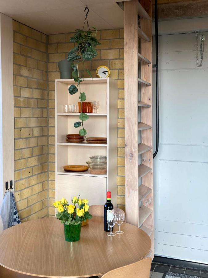 Tiny House Van Hoogspanning Naar Ontspanning Wirdum Extérieur photo